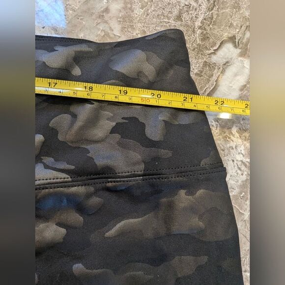 Simply Vera Wang High Rise Camo Black Faux Leather Leggings Plus Size 2X Shaping - Picture 8 of 9